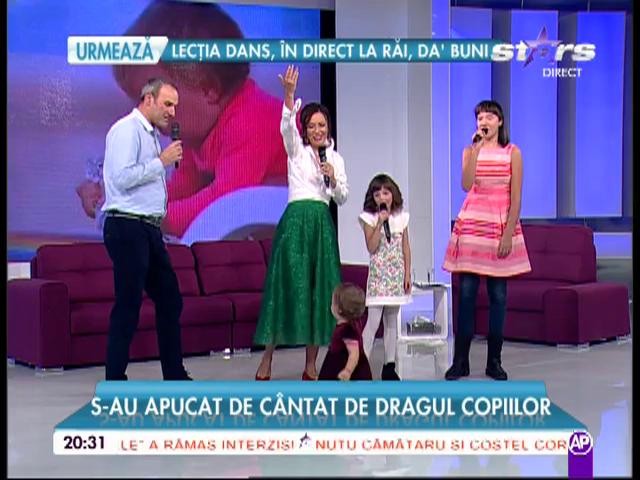 Roxana Iliescu c&acirc;ntă &icirc;mpreună cu familia sa, &icirc;n platoul la Răi da buni