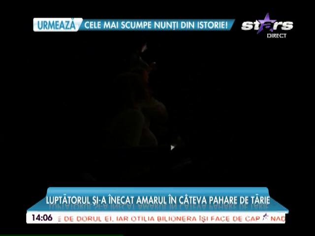 Lui Tolea i s-au scurs ochii după o blondină sexy!