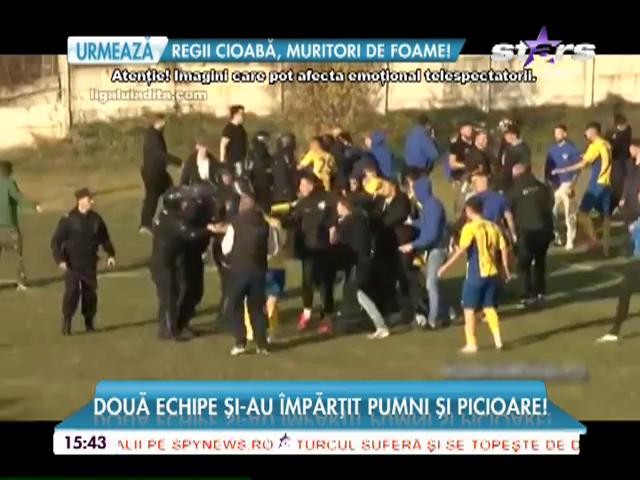 Bătaie ca-n filme pe un teren de fotbal!