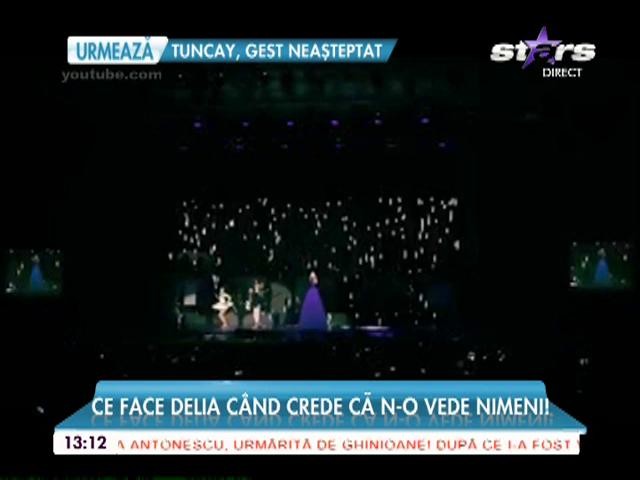 Ce face Delia c&acirc;nd crede că n-o vede nimeni!