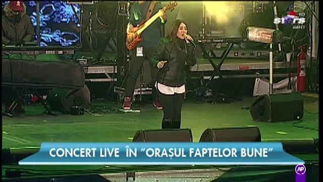 Nicole Cherry c&acirc;ntă live &icirc;n Piața Universității