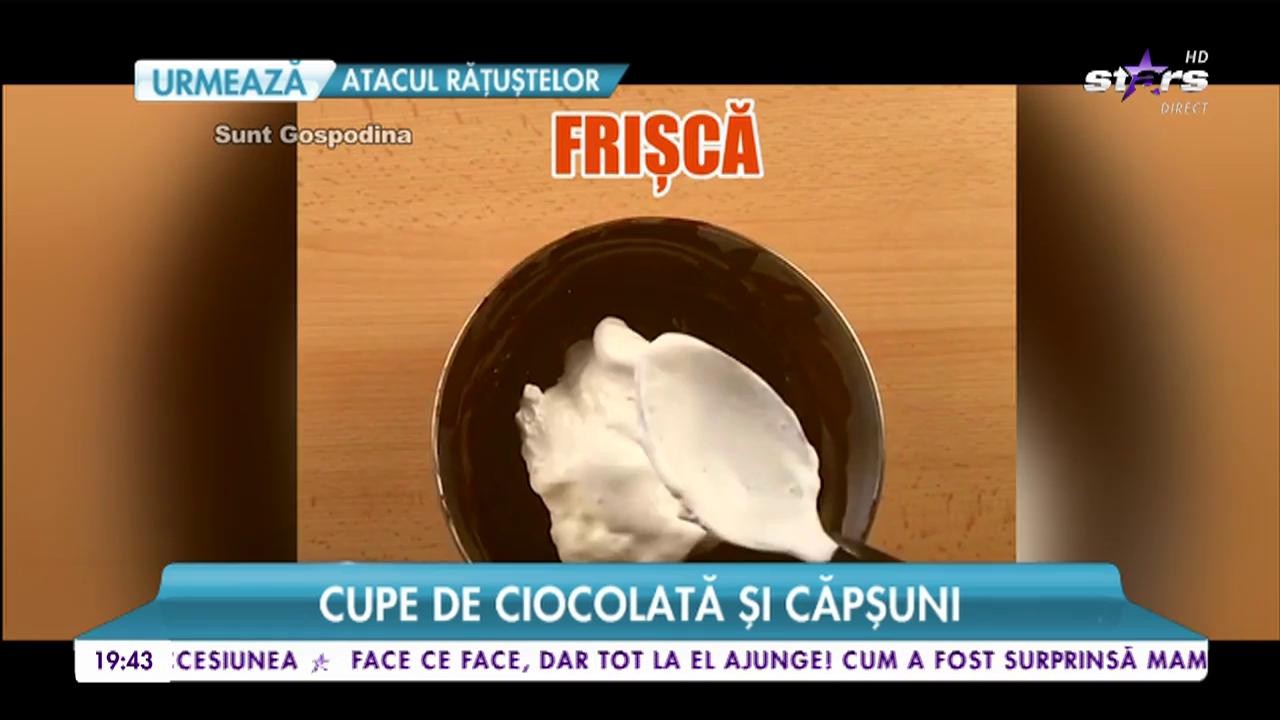 Cupe de ciocolată cu zmeură şi căpşuni
