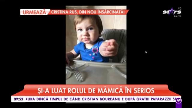 Andreea Tonciu &icirc;și ia rolul de mămică &icirc;n serios! Cum &icirc;i dă să m&acirc;n&acirc;nce fiicei sale