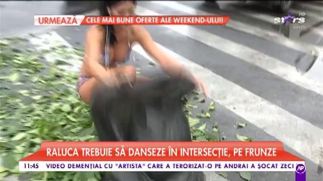 STARoganţă: &Icirc;n costum de baie, Raluca Dumitru a dansat &icirc;ntr-o intersecţie pe frunze