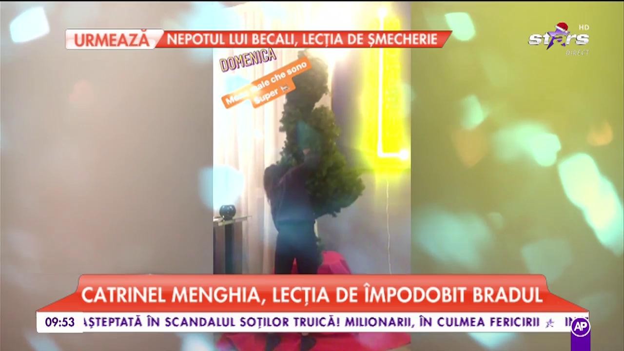 Catrinel Menghia, lecția de &icirc;mpodobit bradul. Imagini din casa vedetei