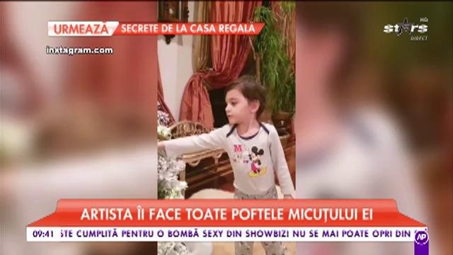 Anna Lesko a &icirc;mpodobit bradul alături de un spiriduș. Artista &icirc;i face toate poftele micuțului ei