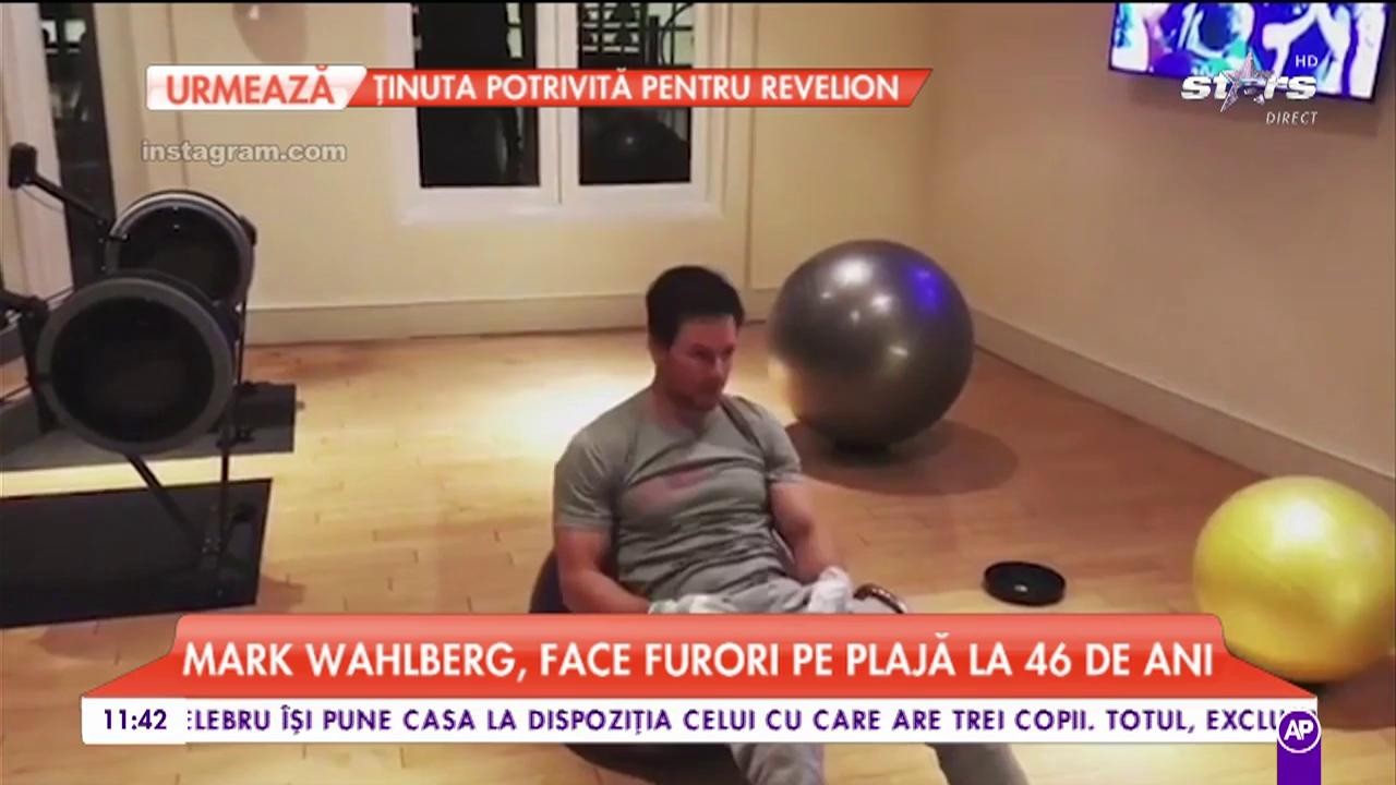 Mark Wahlberg, face furori pe plajă la 46 de ani