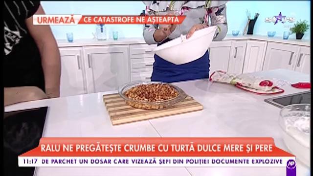 Raluca pregătește crumble cu turtă dulce, mere și pere