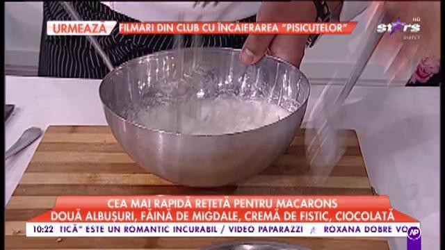 Cea mai rapidă rețetă pentru macarons. Două albușuri, făină de migdale, cremă de fistic și ciocolată