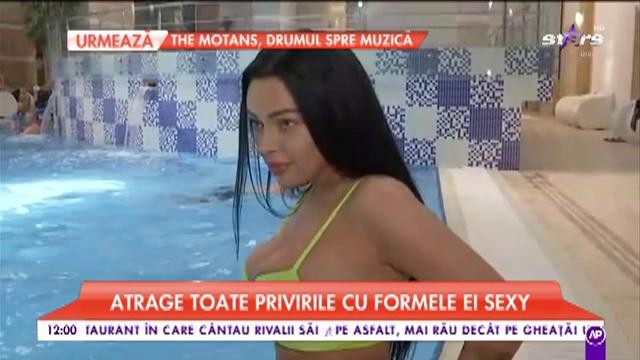 Cea mai sexy dansatoare, la piscină. Atrage toate privirile cu formele ei sexy