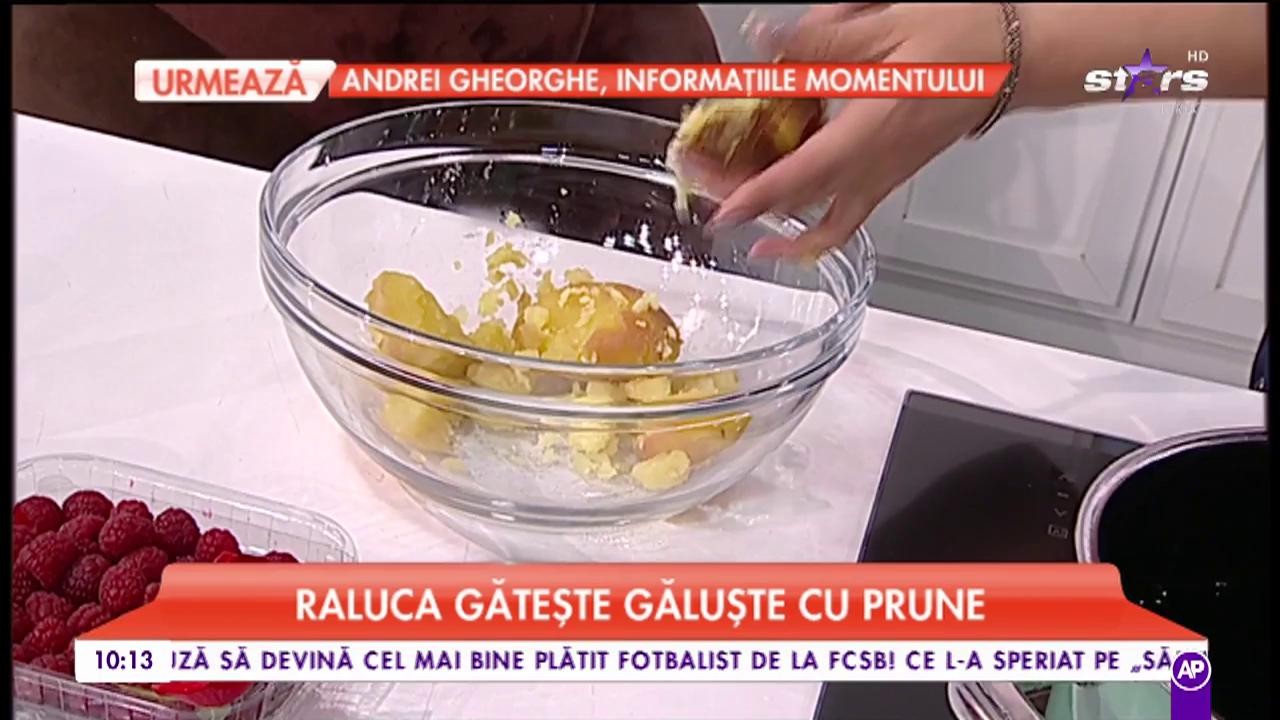 Raluca pregătește găluște cu prune