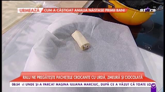 Raluca gătește pachețele crocante cu urdă, zmeură și ciocolată