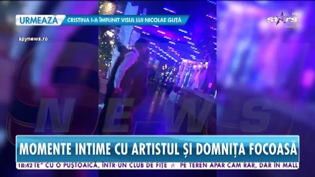 Un artist celebru, surpins &icirc;n timp ce era lovit de săgeata lui Cupidon!