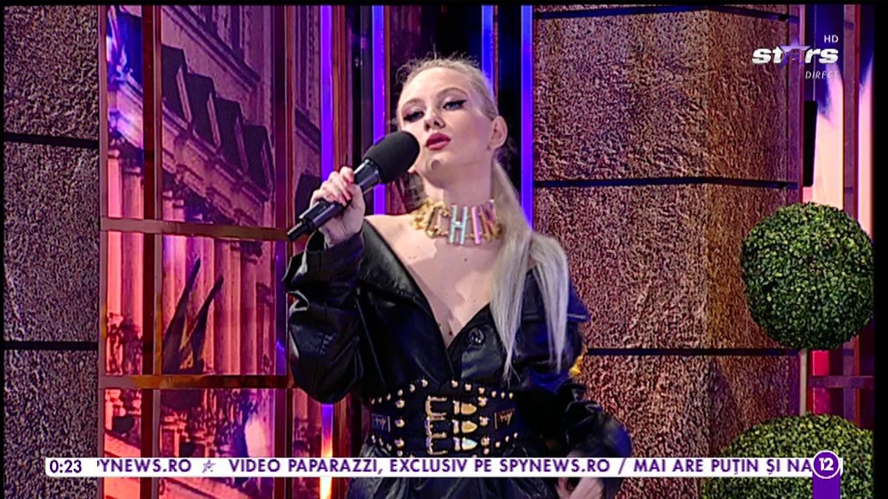 Abby c&acirc;ntă melodia Shadows