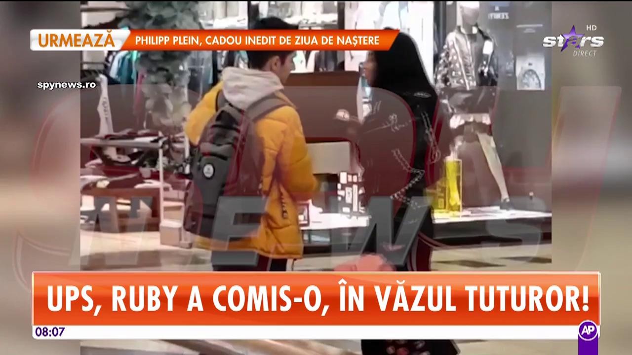 Ruby a comis-o, &icirc;n văzul tuturor! A ieșit la mall, dar iubitul nu era de față