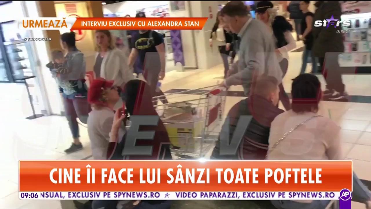 S&acirc;nziana Buruiană, surprinsă la shopping &icirc;ntr-un mall din Capitală. Cine &icirc;i face vedetei toate poftele