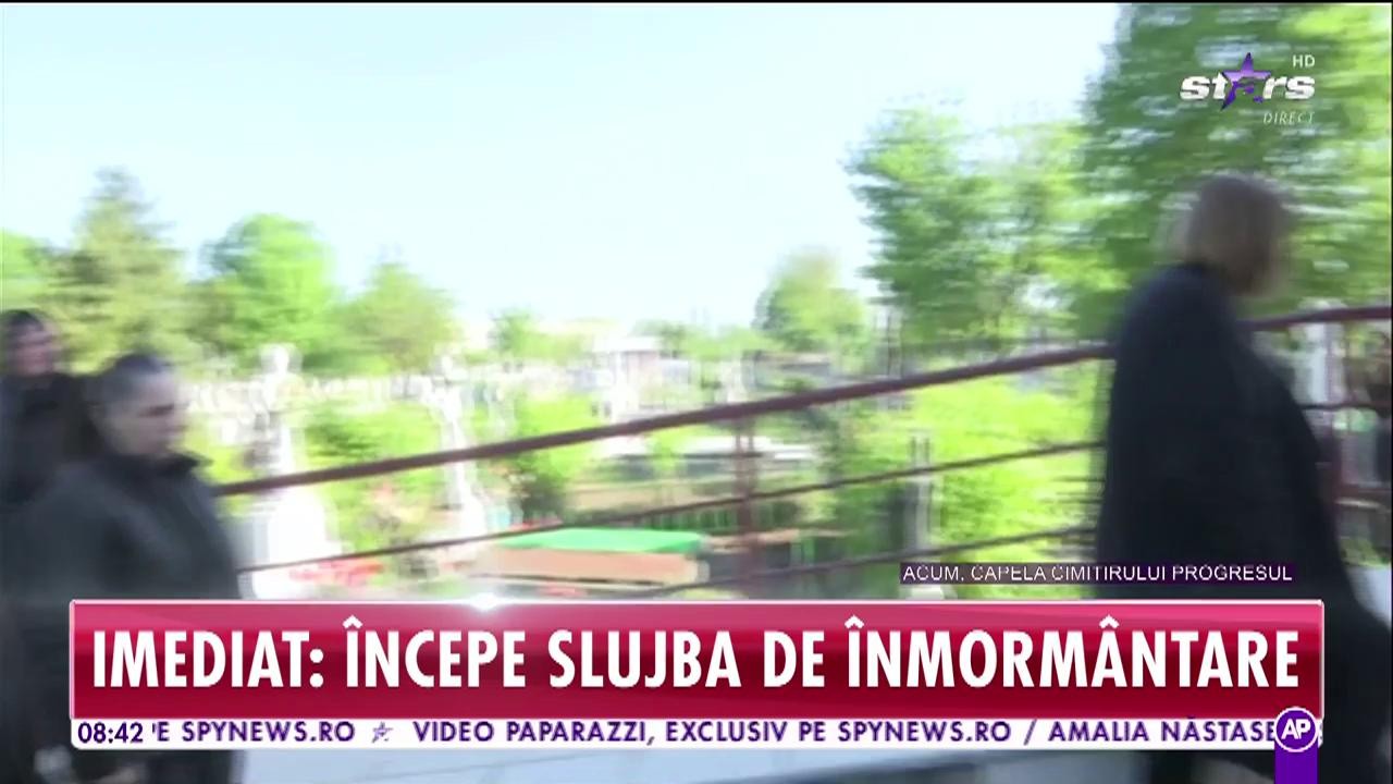 Sicriul cu trupul ne&icirc;nsuflețit al lui Răzvan Ciobanu este dus &icirc;n biserică