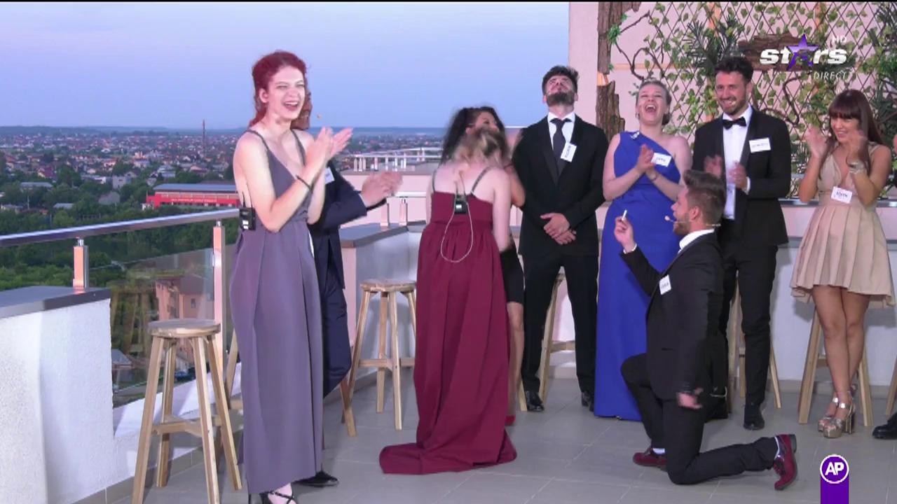 Dragoste fara secrete. Cătălin s-a aşezat &icirc;n genunchi &icirc;n faţa iubitei şi &icirc;n loc de inel i-a oferit o... ţigară!