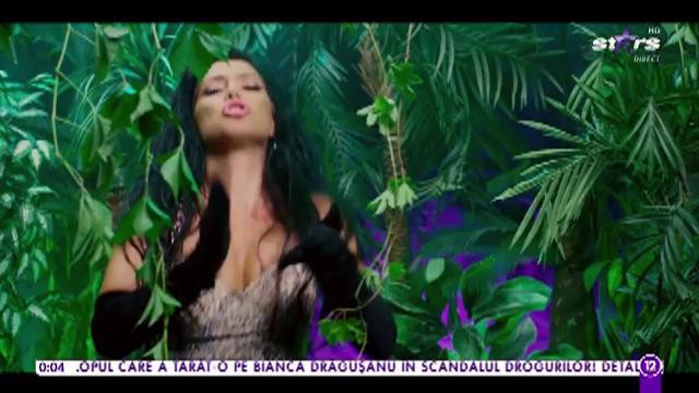 Elena Ionescu c&acirc;ntă la Agenția VIP melodia Sube el volumen