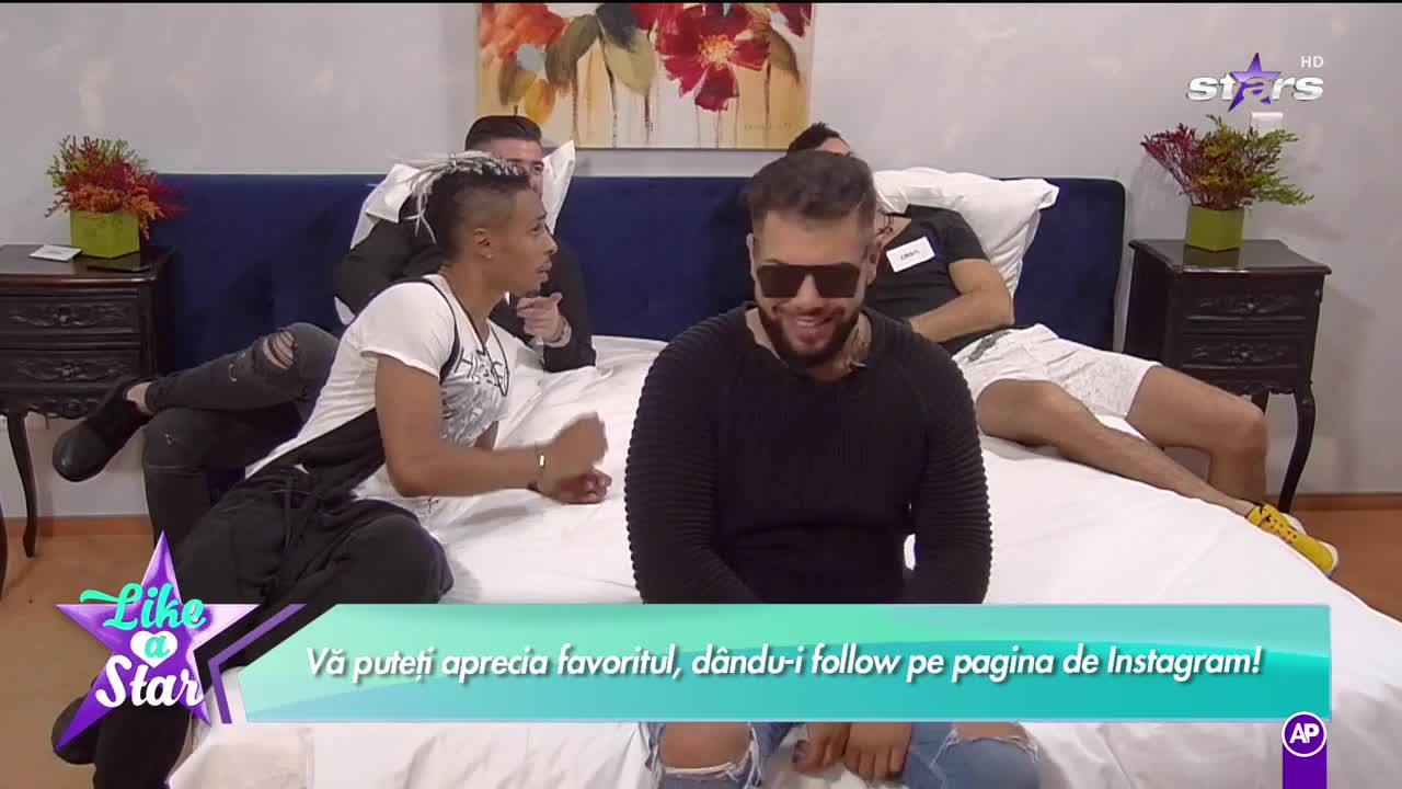 Alexandra &icirc;i surprinde pe băieţi vorbind despre tatuajele ei!