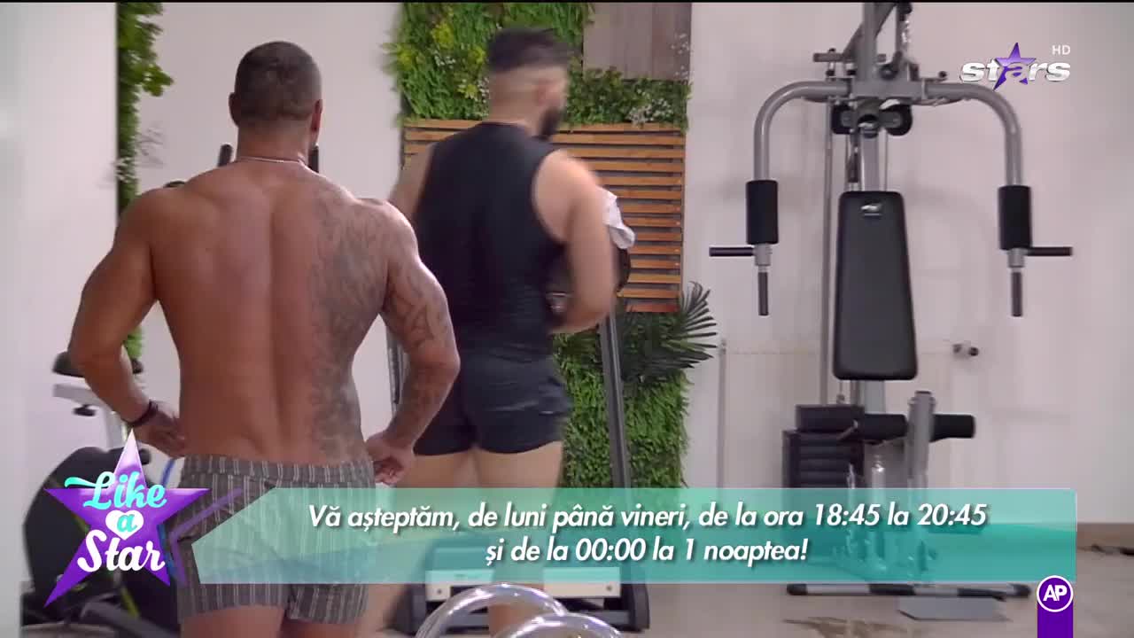 Like a Star! Băieții intră &icirc;n piscină, iar fetele se uită