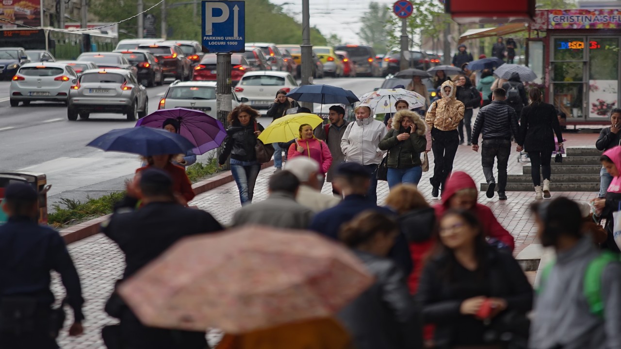 Vremea se schimbă radical în toată ţara. Când va fi lovită România de ploi şi furtuni