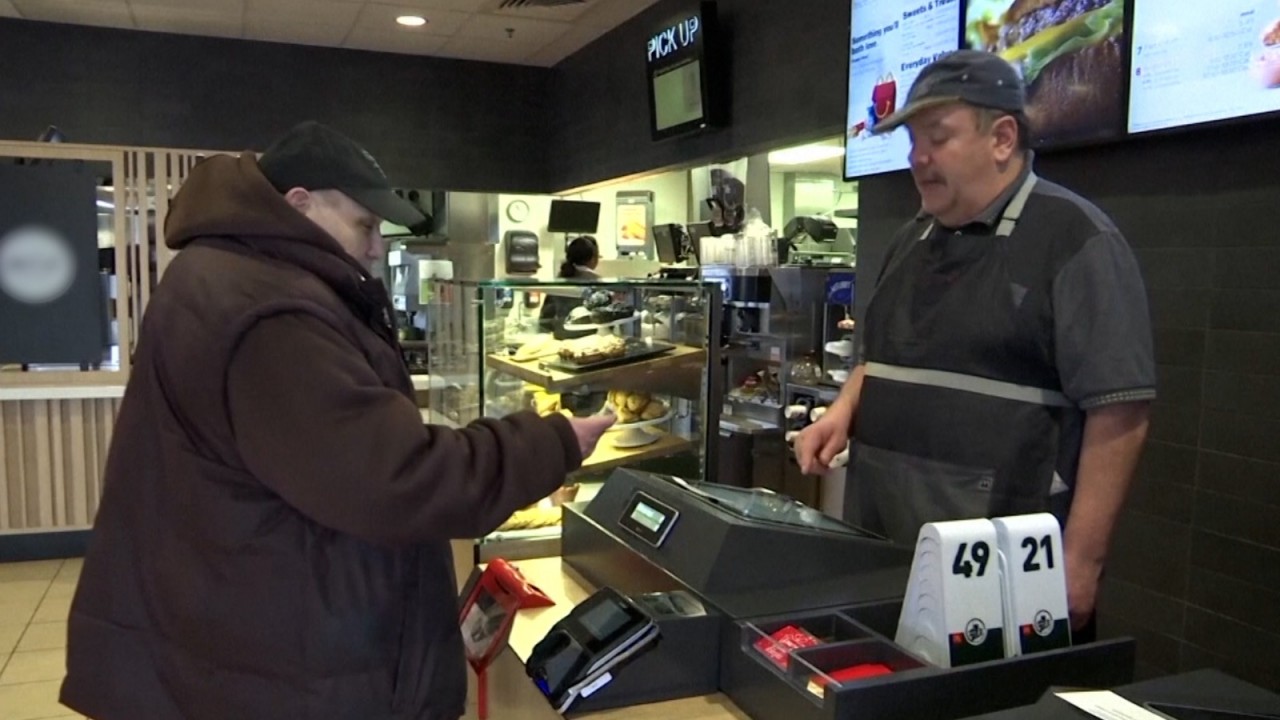 Criză alimentară la McDonald's: Un deces și zeci de îmbolnăviri din cauza E. coli
