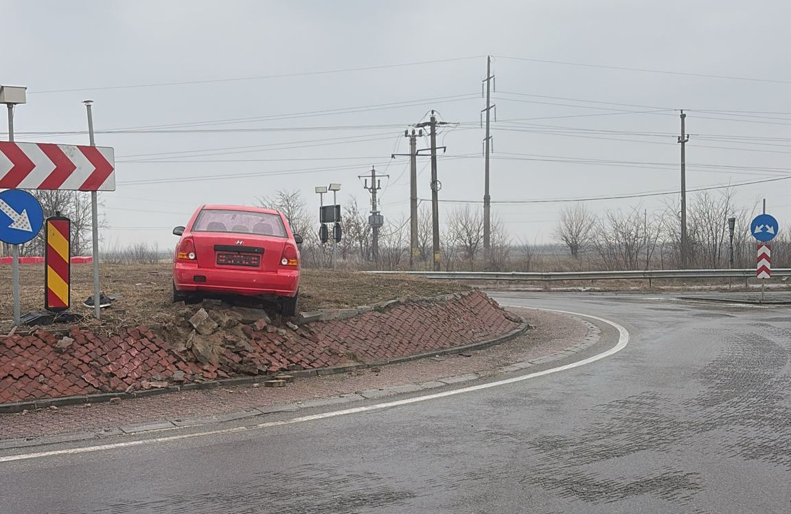 Accident cu un șofer băut în Dolj: Mașina suspendată în sensul giratoriu