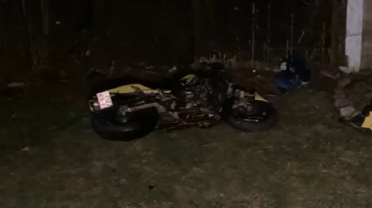 Motociclist de 27 de ani, impact dezastruos cu o maşină pe DN 67, în Gorj. Tânărul, în stare gravă