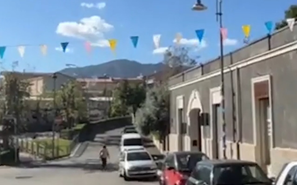 Incident violent în Sardinia: Român împușcat după ce a călcat un câine