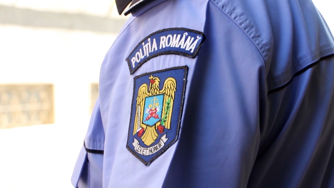 Un adolescent de 15 ani, șantajat de un tânăr din Olt. I-a dat peste 21.000 de euro din economiile părinților plecați în străinătate