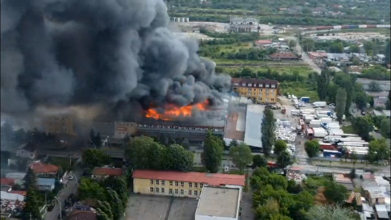 Incendiu de proporții în Giulești. O școală gimnazială evacuată, fumul toxic a ajuns la kilometri distanță