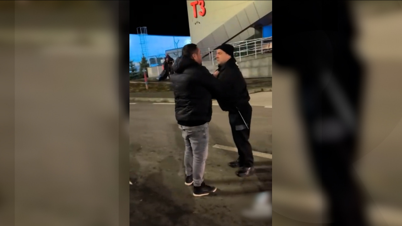 Şoferii din R. Moldova creează din nou probleme pe Aeroportul din Iași. Un bărbat a fost oprit cu spray lacrimogen după ce a parcat ilegal în terminal