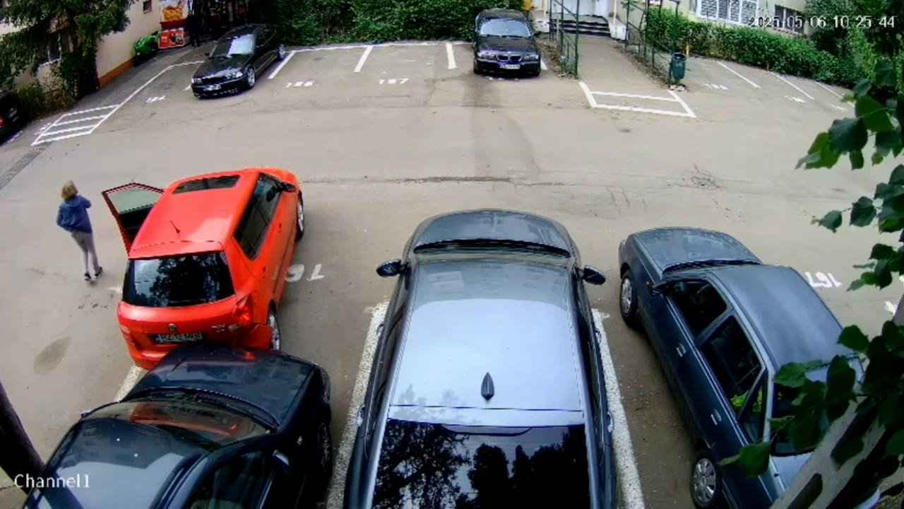 Momentul în care o şoferiţă din Buzău greşeşte o parcare simplă, de două ori. Cum a reacţionat femeia după ce a văzut ce-a făcut