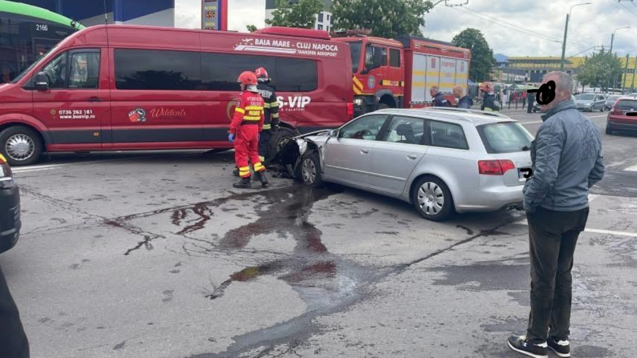 Microbuz cu 15 copii, implicat într-un accident la Brașov: Trei adulţi şi zece copii, transportaţi la spital