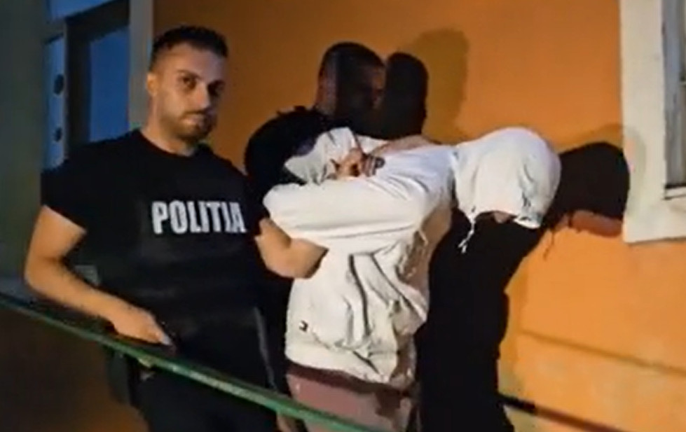 Tâlhar căutat de o lună, încăierare violentă cu poliția în București. A lovit şi mușcat un agent pe stradă, apoi s-a baricadat în casa unei rude