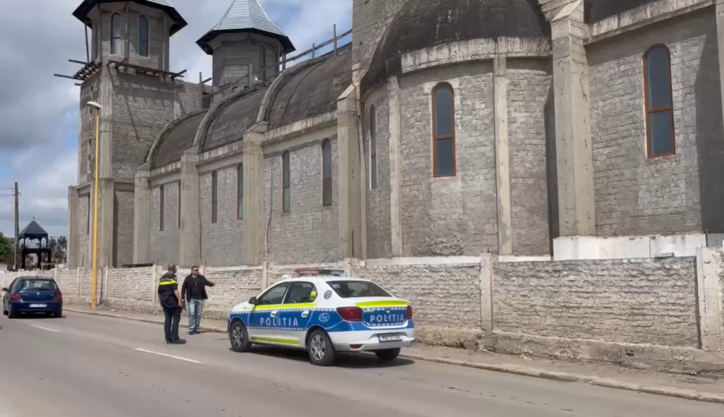 Un băiat de 17 ani a căzut de pe acoperişul unei biserici, în Constanţa. Polițiștii verifică dacă a fost un accident