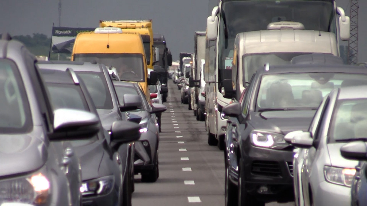 CAMERA ASCUNSĂ. Piesa obligatorie de la maşină pe care şoferii şi-o scot la service-uri