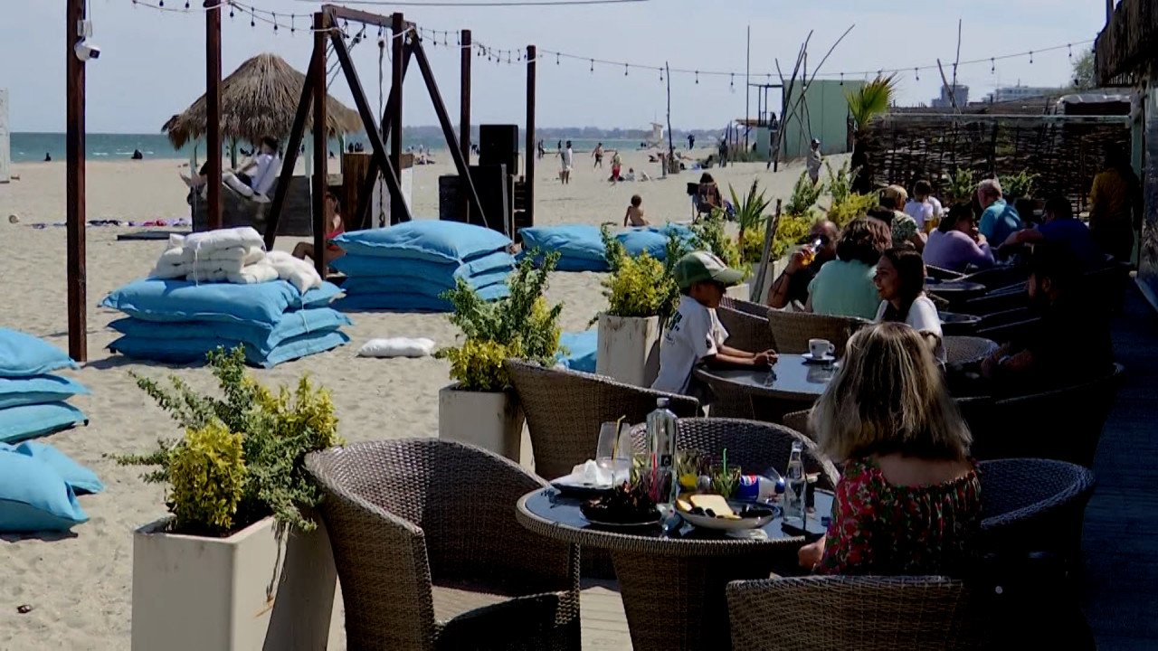 Taxa pentru care patronii de pe litoral ajung să scoată mii de lei din buzunar. Speră ca pe viitor să plătească în funcţie de numărul de turişti