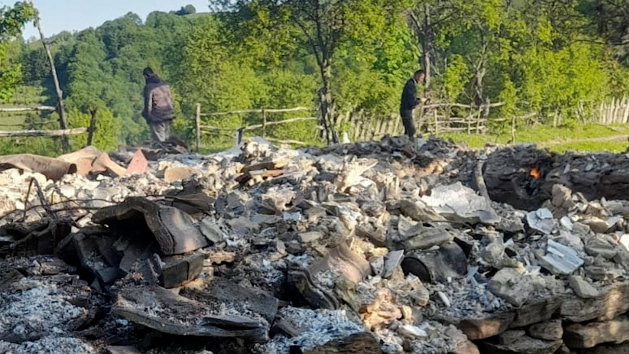 Doi bărbaţi au murit arşi de vii în Hunedoara, după ce casa în care se aflau a fost cuprinsă de un flăcări. Nimeni n-a observat vâlvătaia