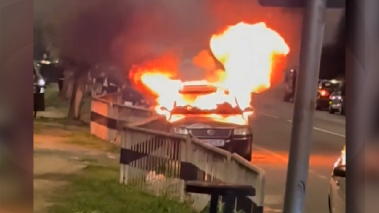 Un mehedinţean şi-a autoincendiat maşina şi a încercat să îi ducă pe poliţişti pe o pistă falsă