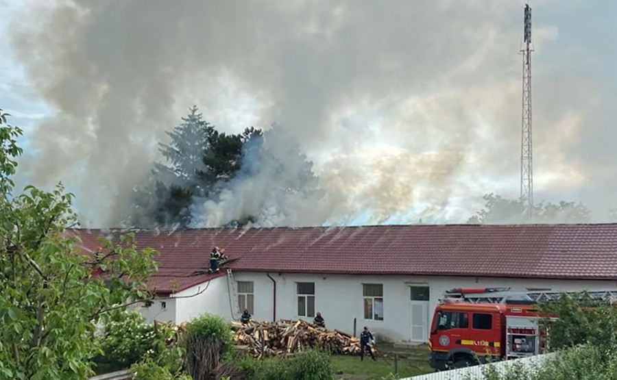 Acoperişul unei şcoli din Vrancea s-a făcut scrum după un trăsnet: 34 de profesori şi trei elevi se aflau în clădire