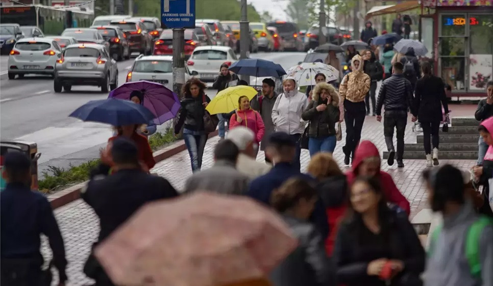 Când scăpăm de ploi. Capitala şi 13 judeţe intră sub Cod portocaliu de precipitaţii şi vânt până marţi
