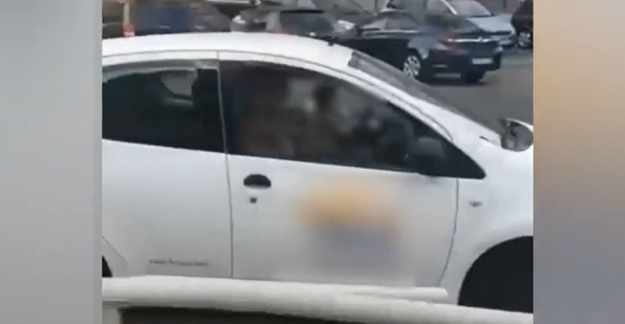 Inconştienţă la volan. Şofer, filmat în timp ce conduce cu un copil în braţe, pe un bulevard aglomerat din Brăila