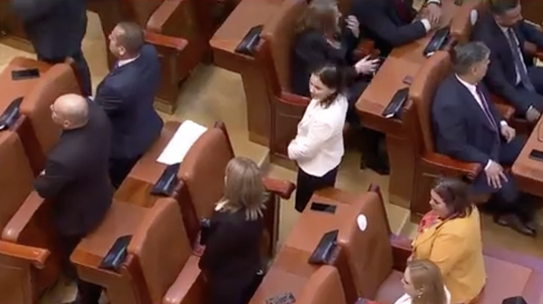 Momentul în care parlamentarii POT și SOS s-au întors cu spatele la învestirea lui Nicușor Dan: "Să vă fie rușine!"