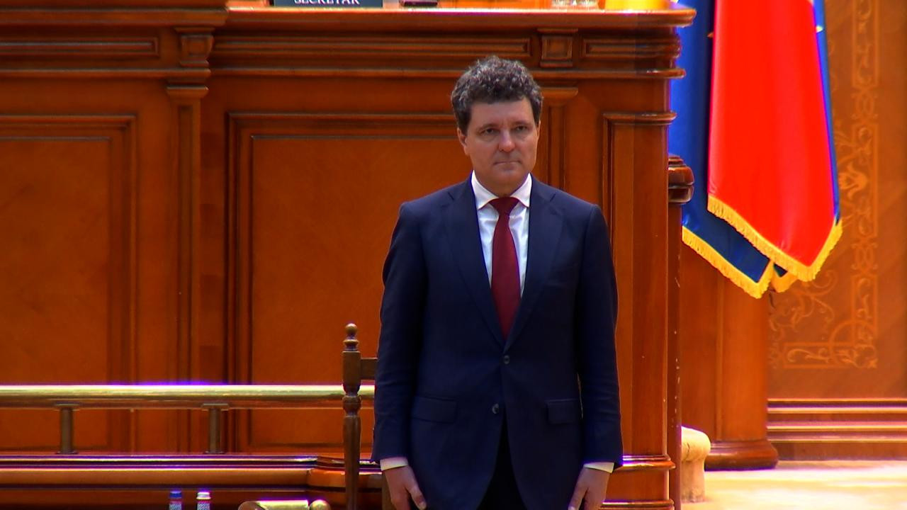 Momentul în care preşedintele Nicuşor Dan depune jurământul în plenul Parlamentului