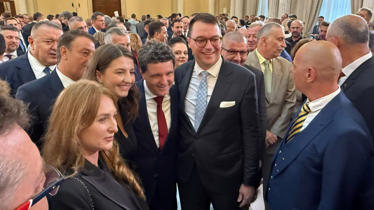 Coadă la poze cu Nicuşor Dan în Parlament după depunerea jurământului. Preşedintele a stat 20 de minute şi n-a refuzat pe nimeni