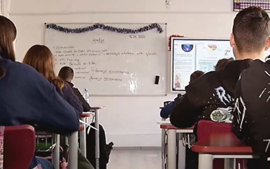 OECD recomandă includerea notelor din clasele a VII-a și a VIII-a în portofoliul educațional