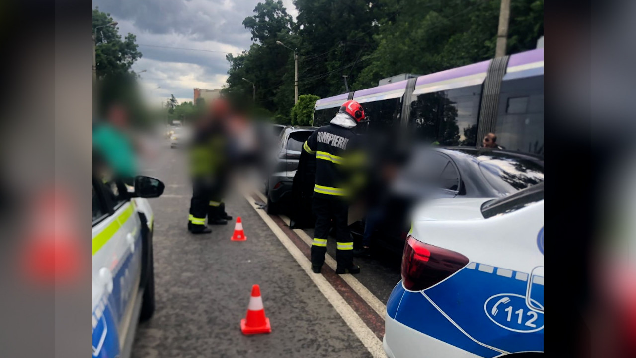 Tramvai şi patru maşini, carambol în Timişoara. O femeie de 49 de ani a ajuns la spital