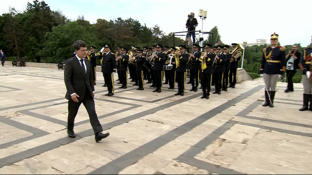 Nicuşor Dan, prezent de "Ziua Eroilor" la Mormântul Ostaşului Necunoscut